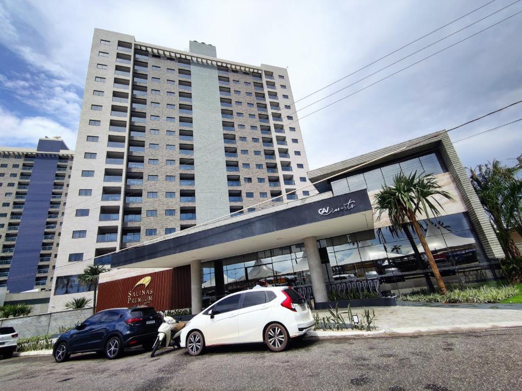 a white car parked in front of a building at Ap particular 1001 ou 1201 no Salinas Premium Resort in Salinópolis
