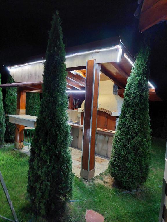 Um jardim no exterior de Vila Jelena Divčibare