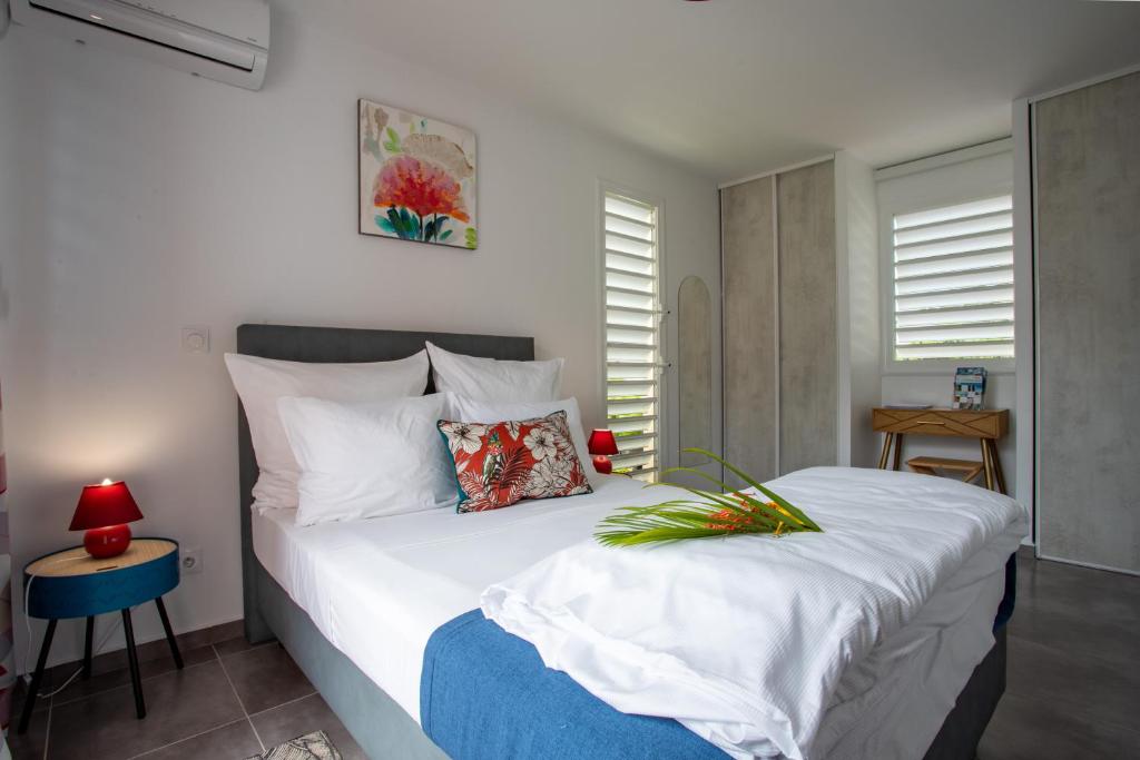 Postel nebo postele na pokoji v ubytování Hôtel Guadeloupe Palm Suites