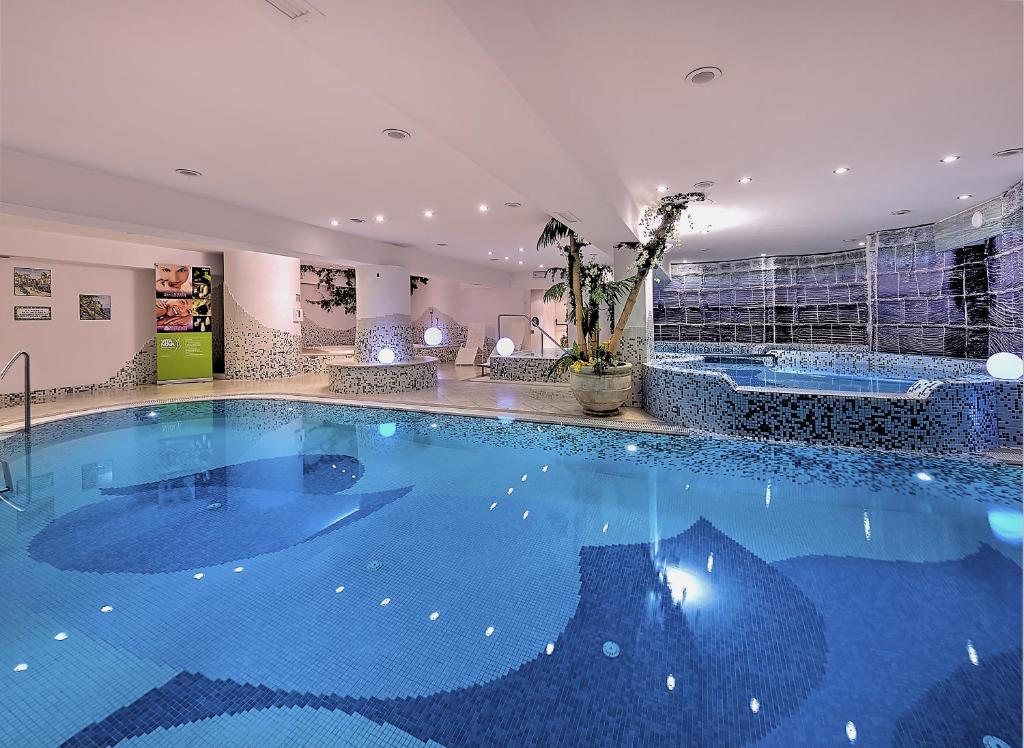 Bazén v ubytování Luna Wellness Hotel nebo v jeho okolí