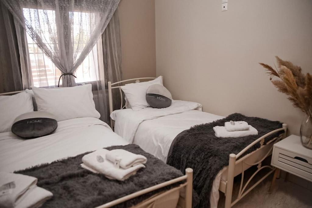 Posteľ alebo postele v izbe v ubytovaní A home away from home
