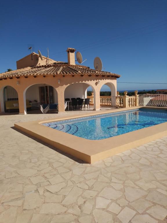 uma villa com uma piscina e um gazebo em CASA CARMEN em Calpe