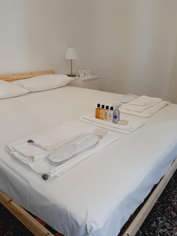 A bed or beds in a room at WONDERFUL NOLI - appartamento Noli Liguria Italia