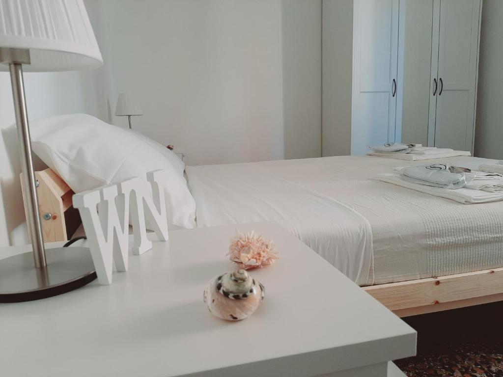 A bed or beds in a room at WONDERFUL NOLI - appartamento Noli Liguria Italia