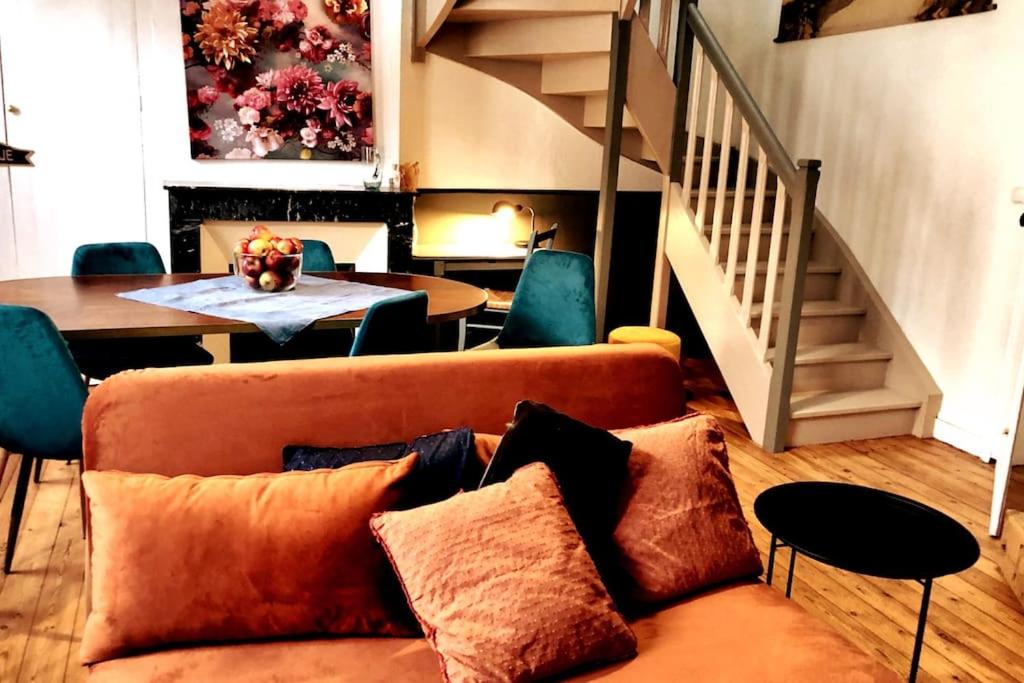 sala de estar con sofá y mesa en NATIFRIENDLY-Appartement centre historique avec jardin IDEAL FAMILLE, en Bellême
