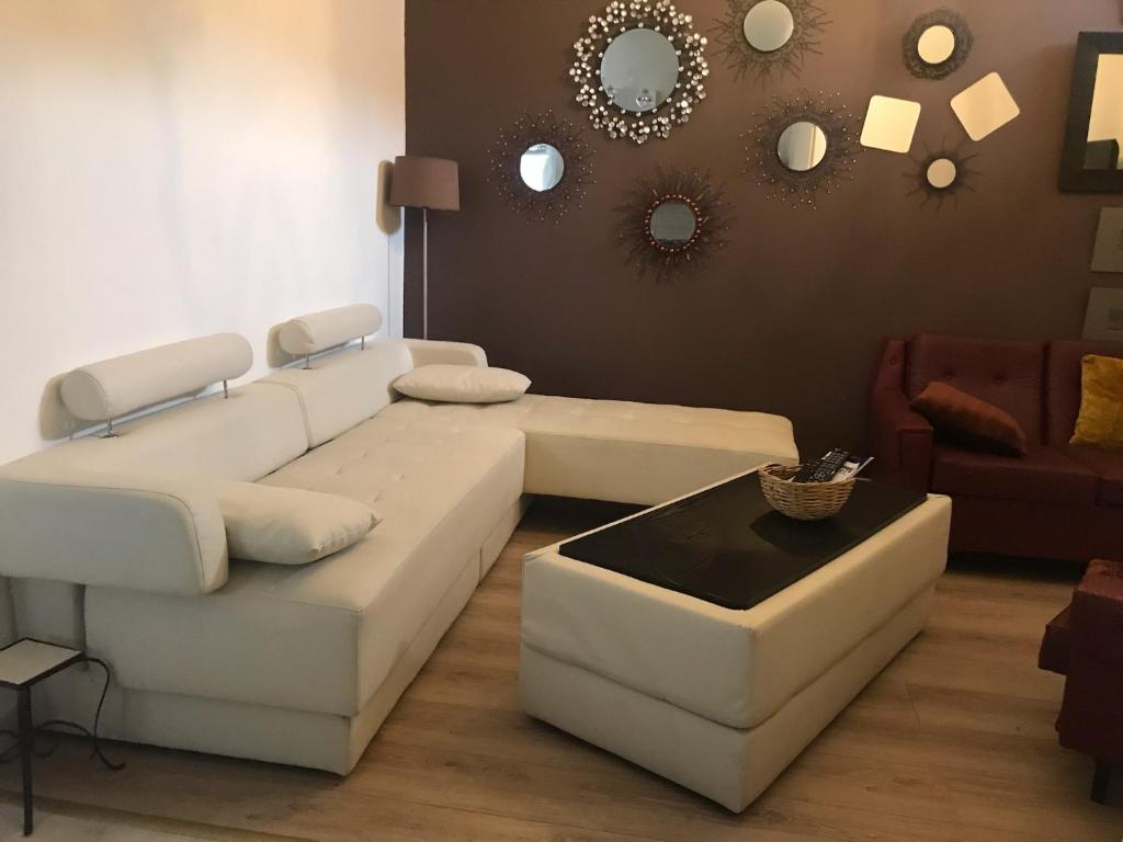un salon avec un canapé blanc et une table dans l'établissement Duplex de 120 m2 7 Pers-Centre-Parking Privé, à Gérardmer