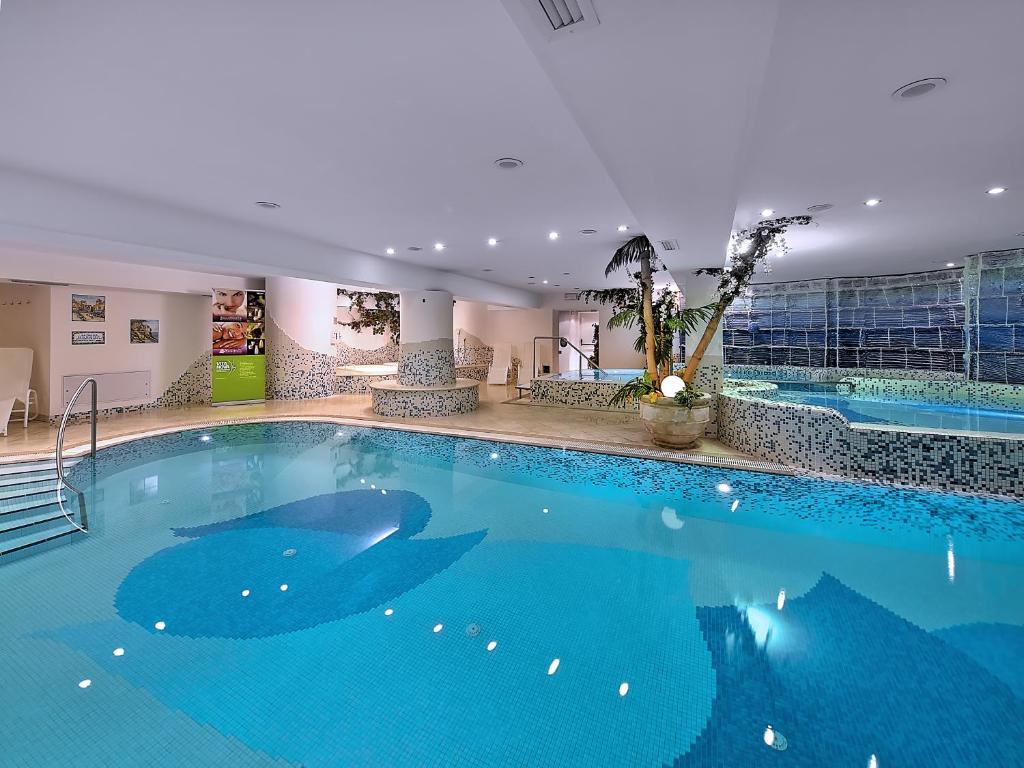 Bazén v ubytování Luna Wellness Hotel nebo v jeho okolí