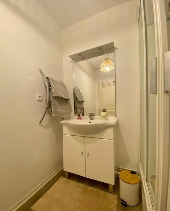 Fotografia z galérie ubytovania Superbe Appartement cosy et calme avec un parking v destinácii Corbeil-Essonnes