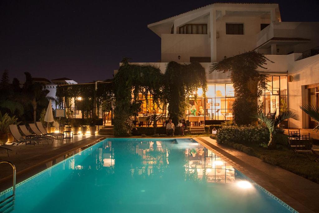 Der Swimmingpool an oder in der Nähe von Dar Tanja Boutique Hotel