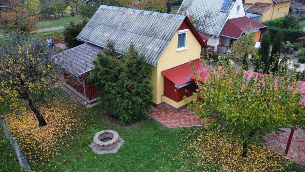 una vista aérea de una casa con patio en Napfény nyaraló en Orosháza