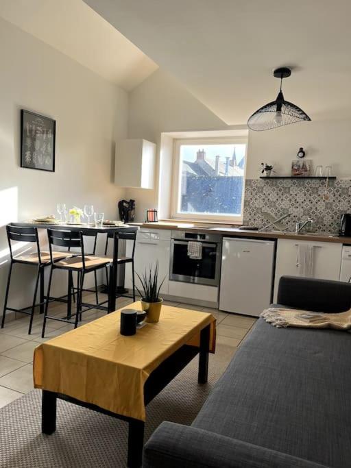 sala de estar con mesa y cocina en Charmant duplex lumineux - Centre de Carquefou, en Carquefou