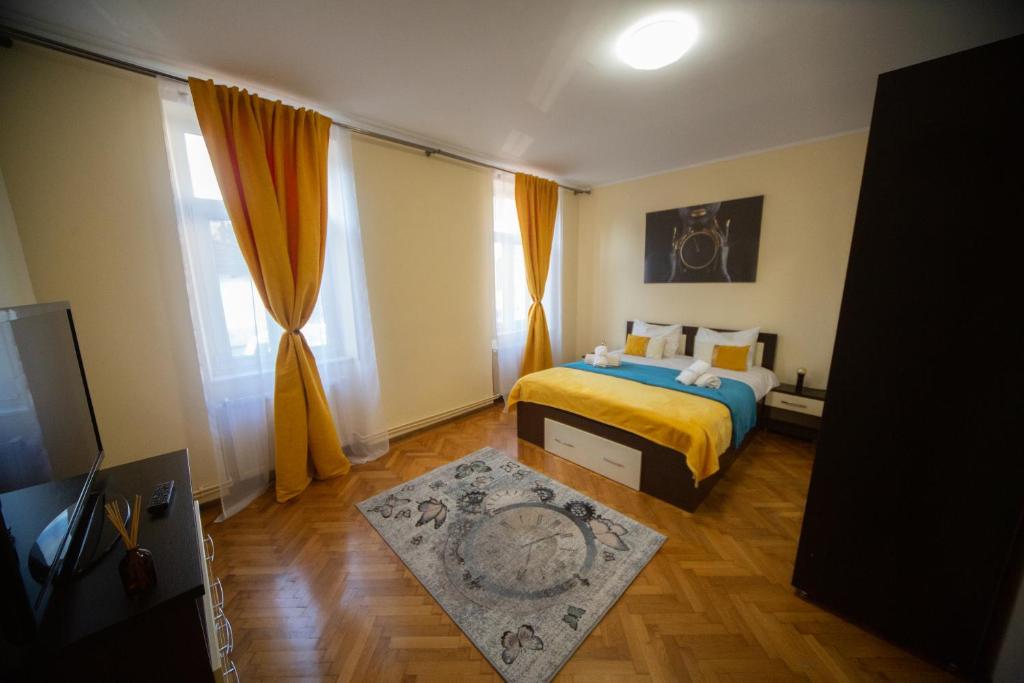 - une chambre avec un lit, 2 fenêtres et une télévision dans l'établissement Happy Mood Apartment 5, à Braşov