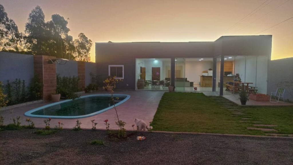 a house with a swimming pool in the yard at Recanto Felicitá in Foz do Iguaçu