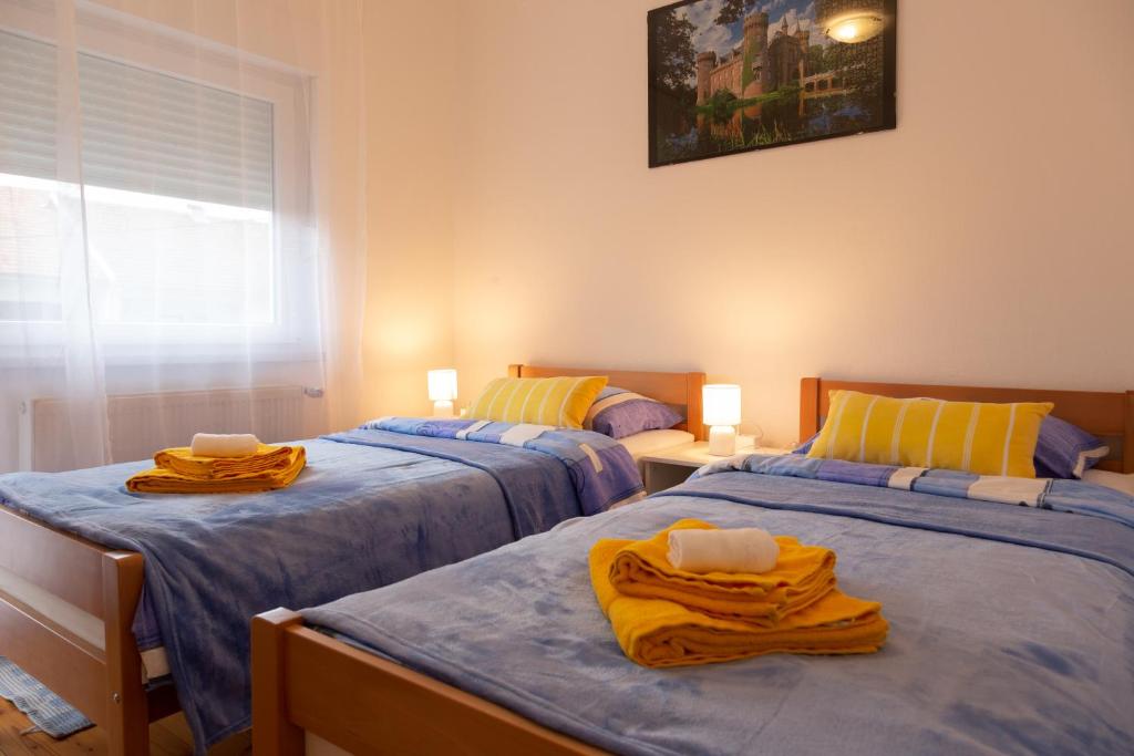 Postel nebo postele na pokoji v ubytování Apartment Nina-bazen-klima-parking