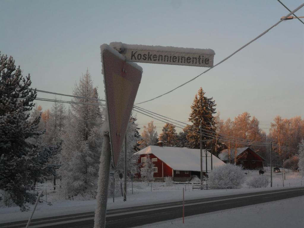 un letrero de la calle al costado de una carretera en Apartment Sorsakoski, en Sorsakoski