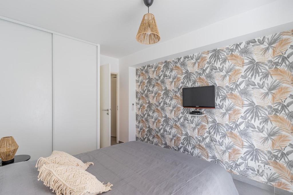 TV a/nebo společenská místnost v ubytování Panier, Major, appartement de 47 m2, parking et terrasse