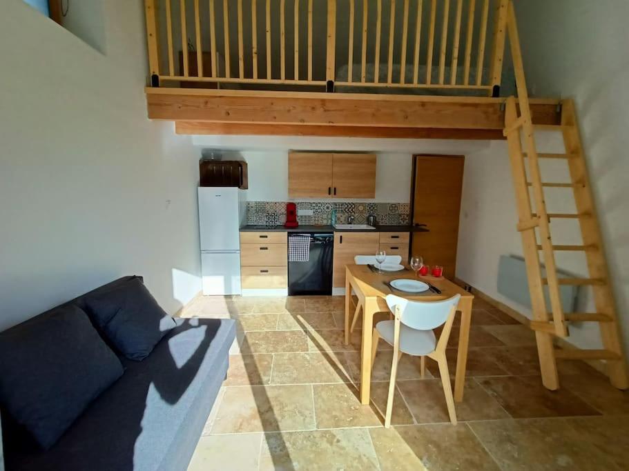 Kuchyň nebo kuchyňský kout v ubytování Gîte de charme avec jacuzzi face au Mont Ventoux