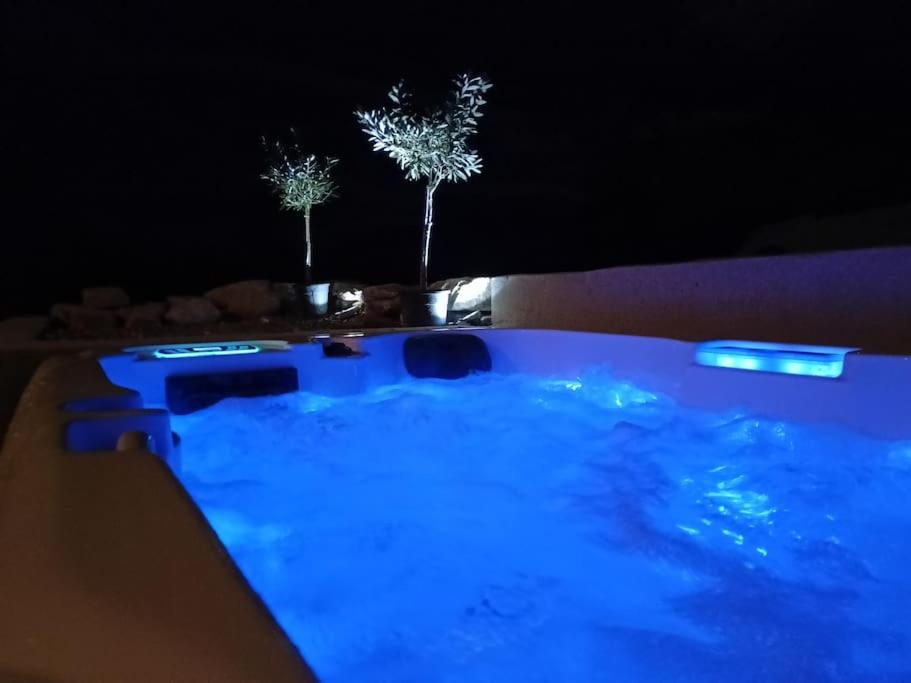 Bazén v ubytování Gîte de charme avec jacuzzi face au Mont Ventoux nebo v jeho okolí
