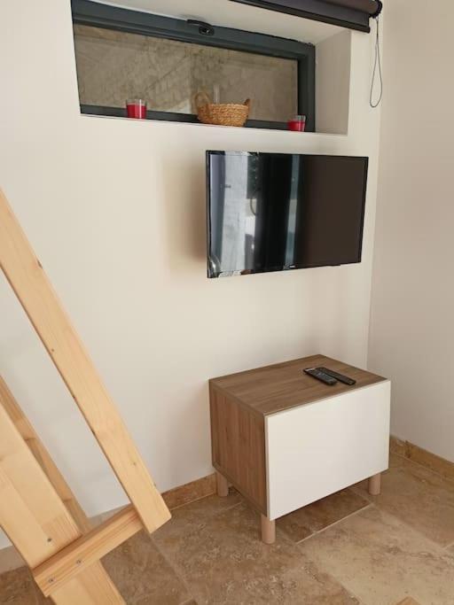 TV a/nebo společenská místnost v ubytování Gîte de charme avec jacuzzi face au Mont Ventoux