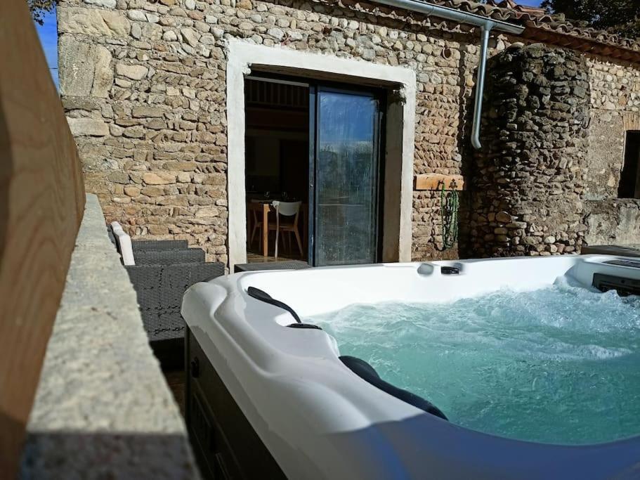 Bazén v ubytování Gîte de charme avec jacuzzi face au Mont Ventoux nebo v jeho okolí