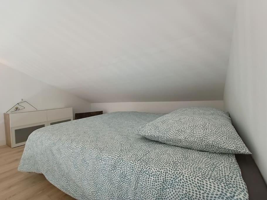 Postel nebo postele na pokoji v ubytování Gîte de charme avec jacuzzi face au Mont Ventoux