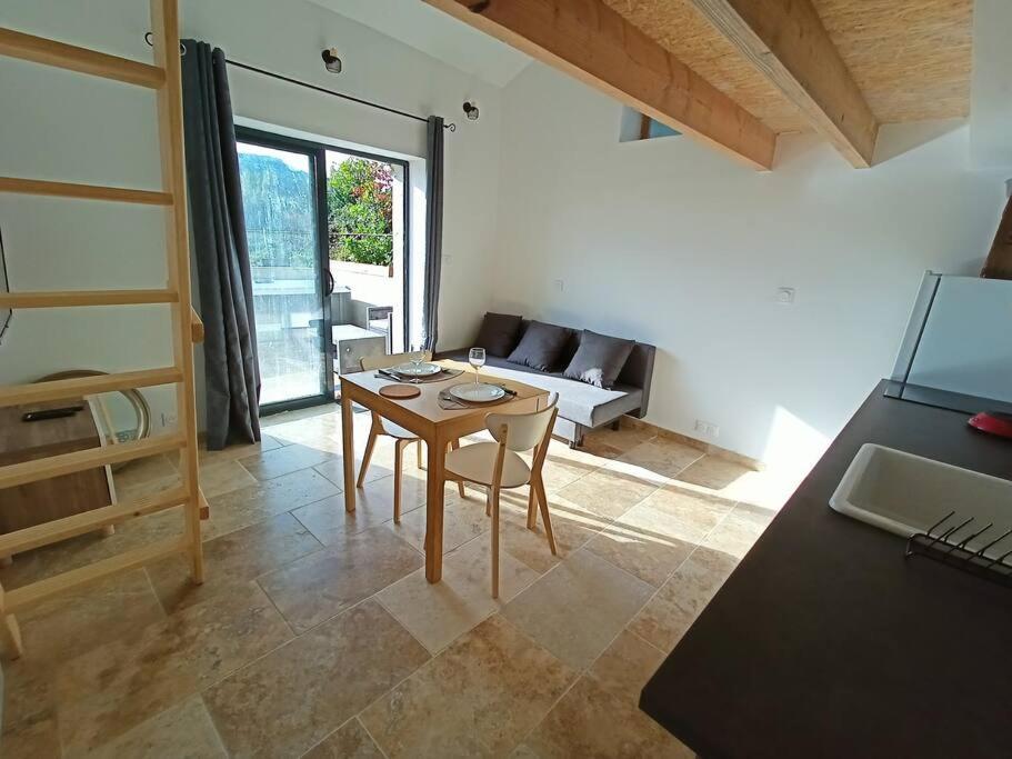 Posezení v ubytování Gîte de charme avec jacuzzi face au Mont Ventoux