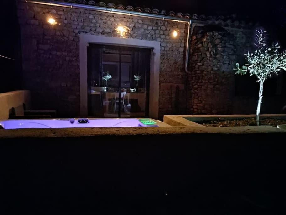 Fotografie z fotogalerie ubytování Gîte de charme avec jacuzzi face au Mont Ventoux v destinaci Crestet