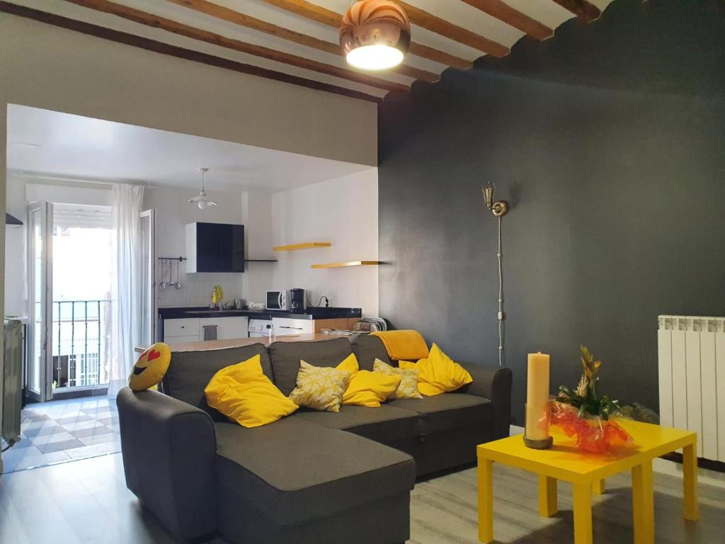 ログローニョにあるPrecioso Apartamento Casco Antiguoのリビングルーム(黄色の枕とグレーのソファ付)