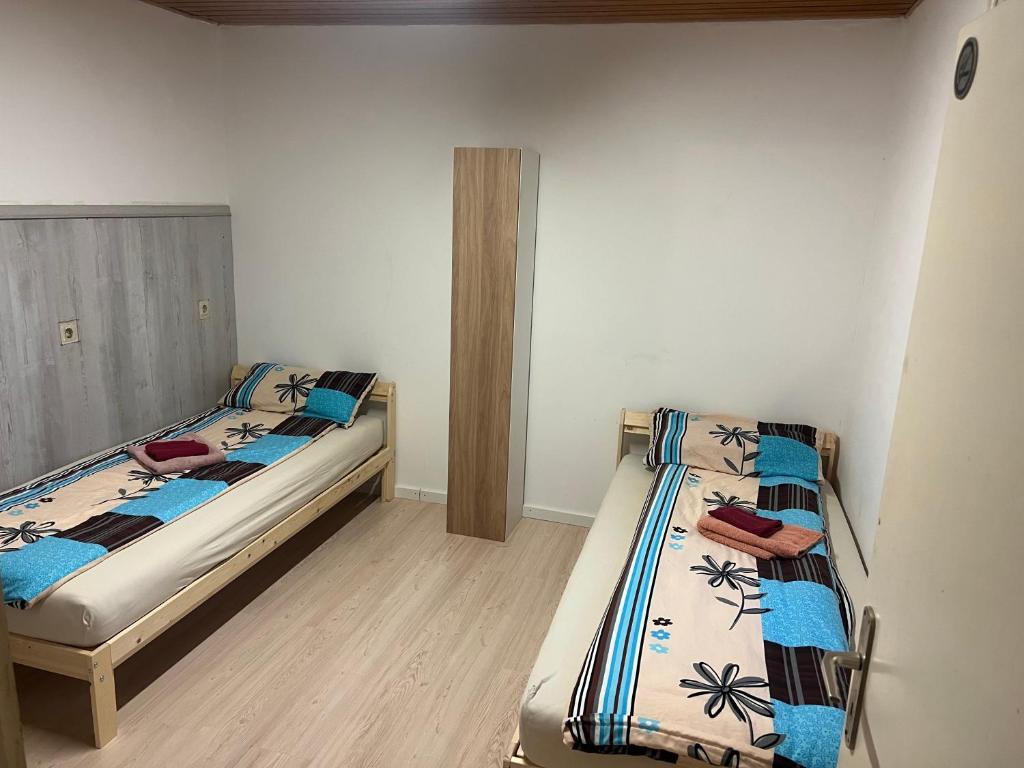 two twin beds in a room withthritisthritisthritisthritisthritisthritisthritisthritisthritis at Siegen Achenbach 1 in Siegen