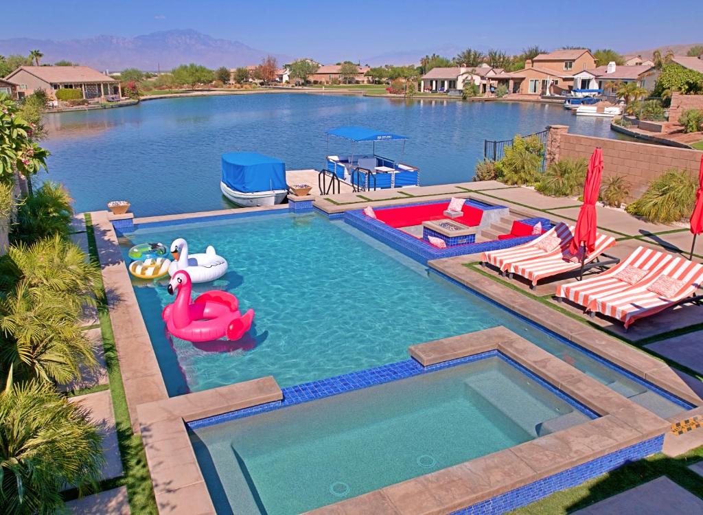 Kolam renang di atau dekat dengan LAKEFRONT OASIS NEW SALTED POOL & JETTED SPA, By GOLF COURSE