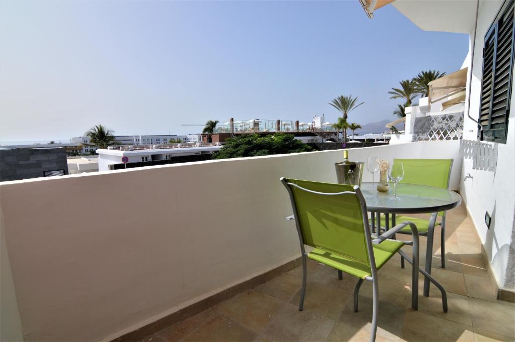 eine Terrasse mit einem Tisch und Stühlen auf dem Balkon in der Unterkunft Apartamento Martina in Puerto del Carmen