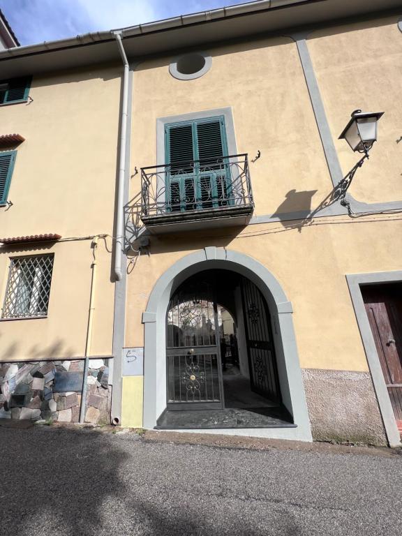 ein Gebäude mit einem Balkon und einem Eingang in der Unterkunft Tenuta Lucio in Vietri
