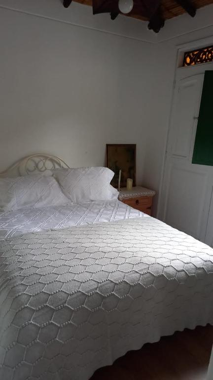 Postel nebo postele na pokoji v ubytování Hostal La Cestería Pueblito Boyacense