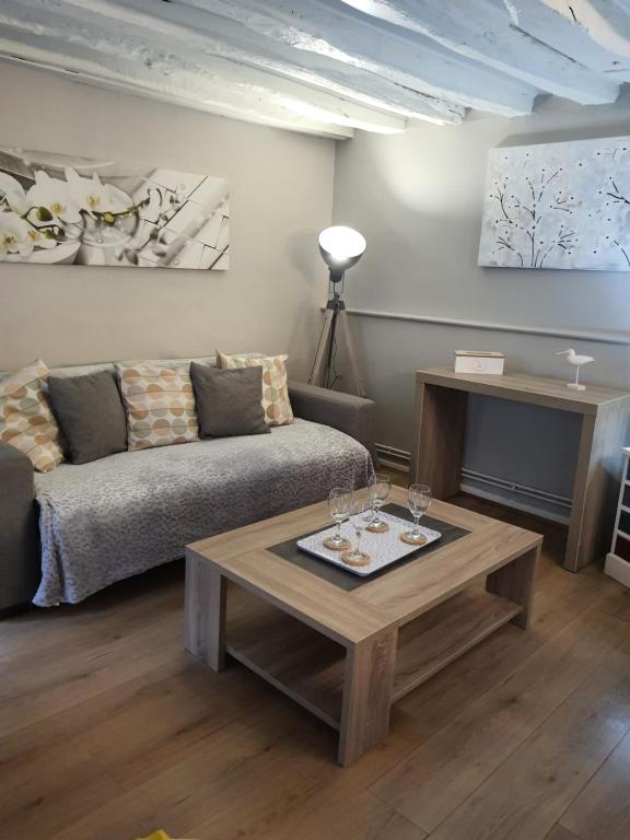 - un salon avec un canapé et une table basse dans l'établissement Au coin du Quai entre Mer et Port de plaisance, à Dieppe