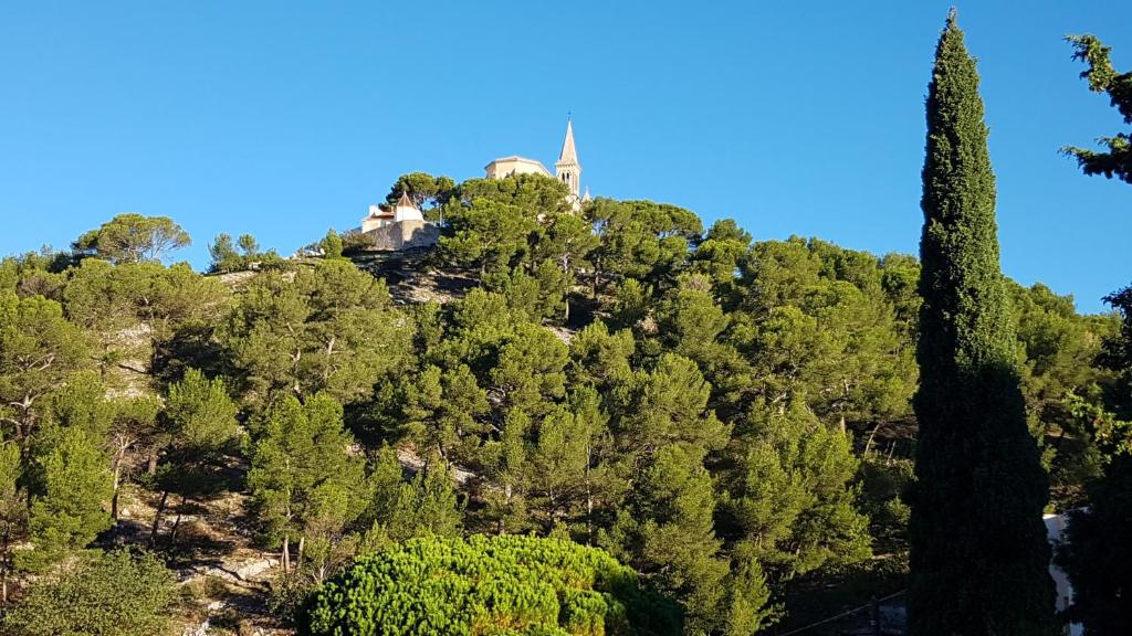 une maison au sommet d'une colline avec des arbres dans l'établissement gite sous l'olivier, à Marseille