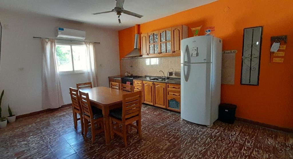 uma cozinha com uma mesa e um frigorífico branco em Diaz Deptos em La Rioja