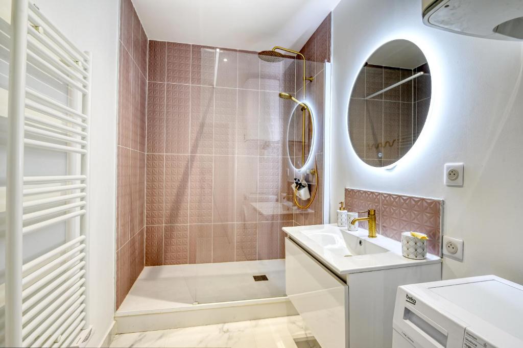 Kúpeľňa v ubytovaní Glamour Chic en hyper centre pour 4 - Wifi - Sauna pour 2 - MyLittleStay