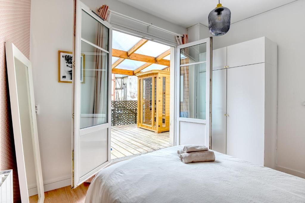 Posteľ alebo postele v izbe v ubytovaní Glamour Chic en hyper centre pour 4 - Wifi - Sauna pour 2 - MyLittleStay