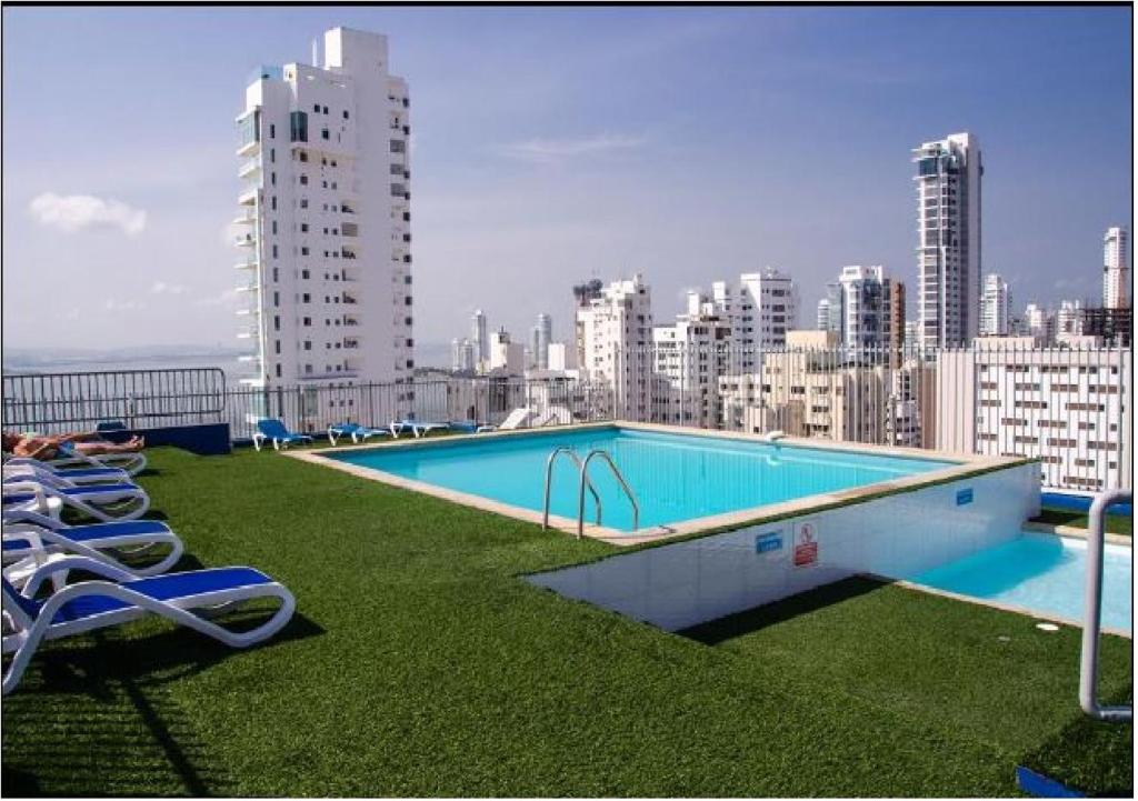 a swimming pool on the roof of a building at Vista Al Mar, Aire Acondicionado en Todo el Apto, Wi-Fi, Parqueadero in Cartagena de Indias