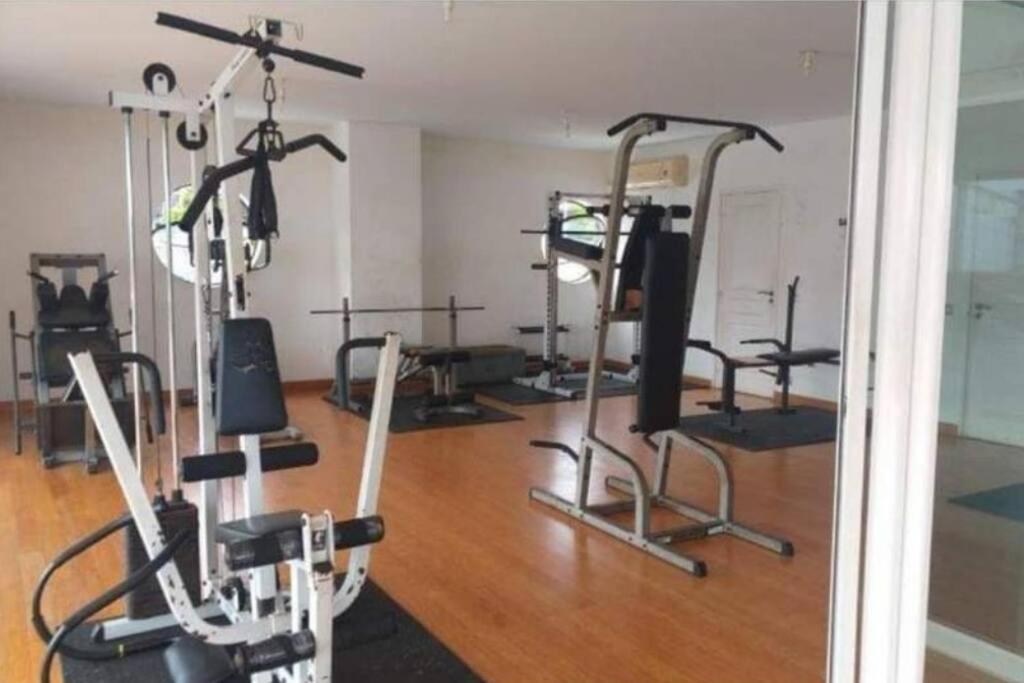 Fitness centrum a/nebo fitness zařízení v ubytování Farerei Appartement spacieux, équipé et confortable