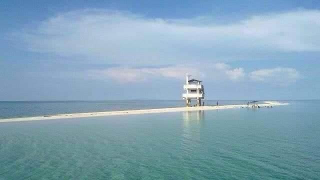 un edificio blanco en una isla en el océano en Jao bay boat charter, en Talibon