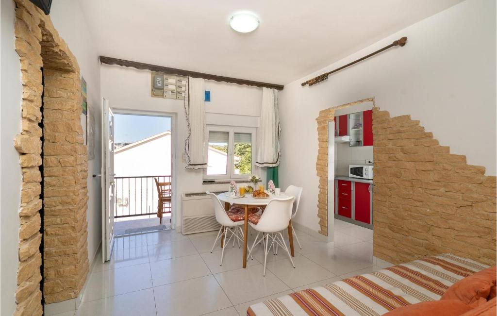 Posedenie v ubytovaní Cozy Apartment In Krk With Wifi
