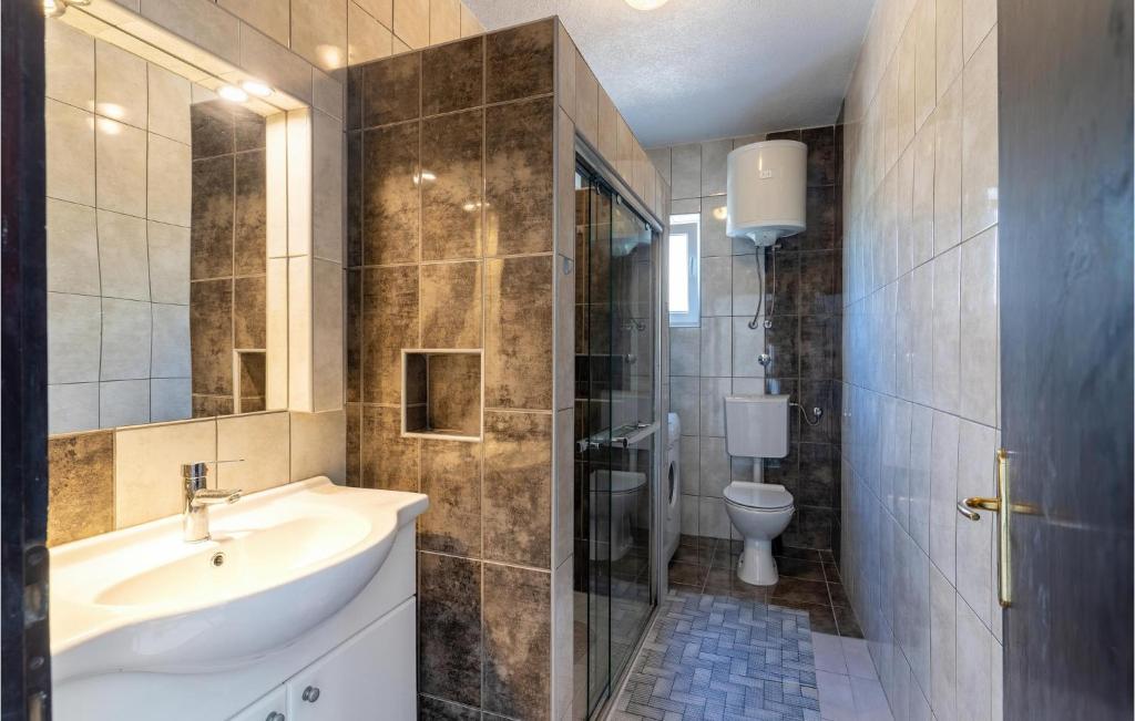 Kúpeľňa v ubytovaní Cozy Apartment In Krk With Wifi