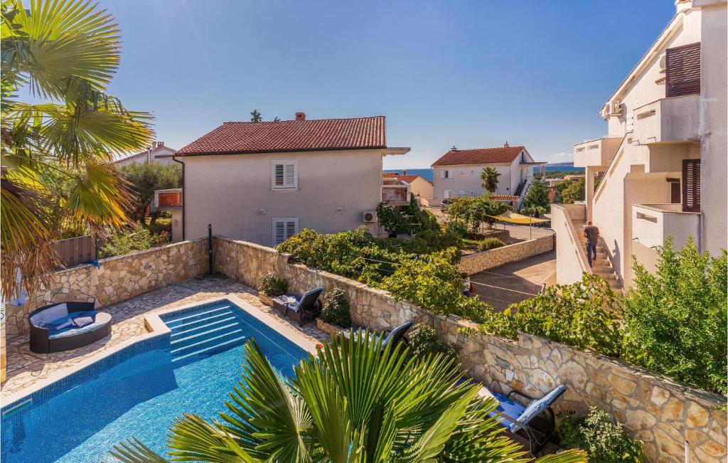 Bazén v ubytovaní Cozy Apartment In Krk With Wifi alebo v jeho blízkosti