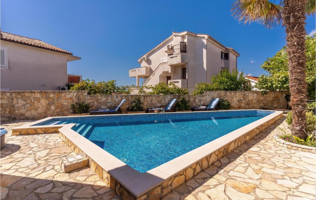 Bazén v ubytovaní Cozy Apartment In Krk With Wifi alebo v jeho blízkosti