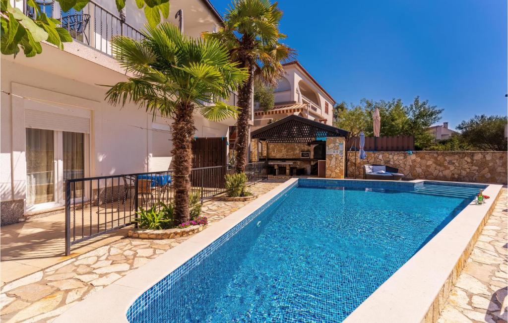 Bazén v ubytovaní Cozy Apartment In Krk With Wifi alebo v jeho blízkosti
