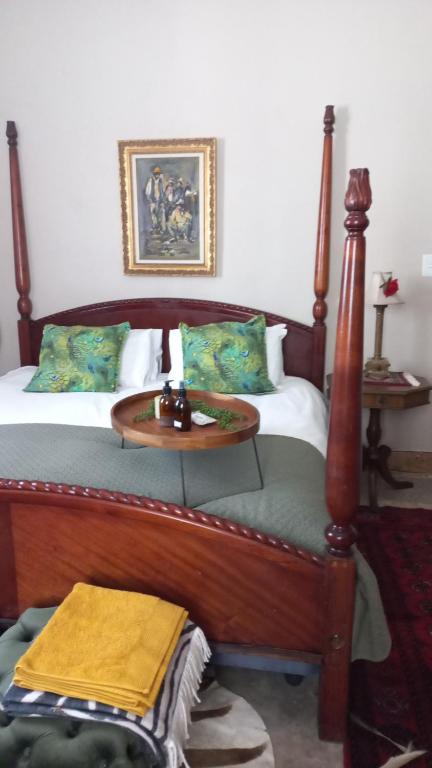 um quarto com uma cama com uma mesa em Bowden B&B em Olifantshoek