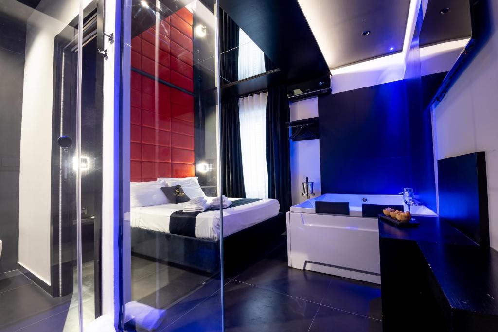 1 dormitorio con cama, lavabo y espejo en Maximum hub suite&spa en Palermo