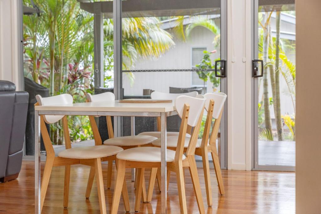 Mobys Resort 35 في Boomerang Beach: غرفة طعام بها طاولة وكراسي