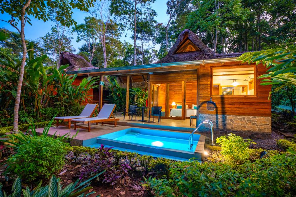 ein kleines Haus mit Pool im Hinterhof in der Unterkunft El Jardin Lodge & Spa in Puerto Misahuallí